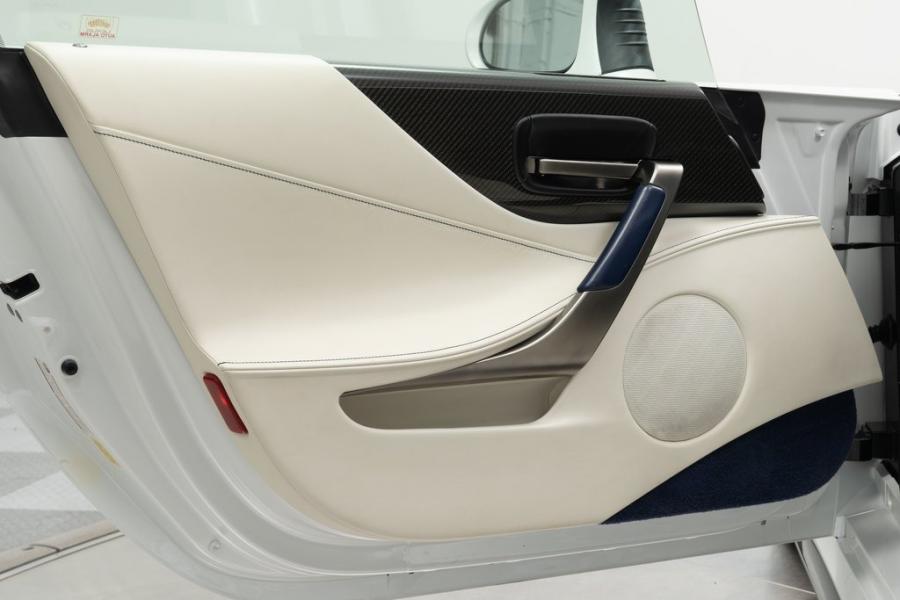 Детали интерьера Lexus LF-A (108) 2012 года  (фото 23 из 34)
